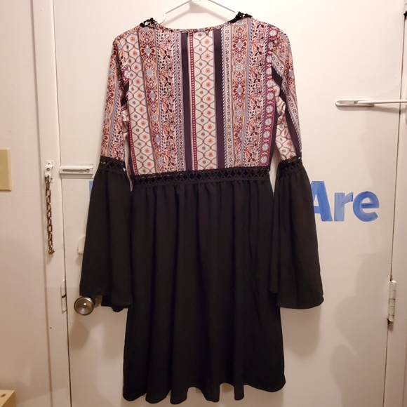 Bell sleeve v beck dress - Picture 2 of 2